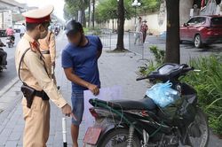 Xịt sơn đỏ biển số xe để 'né' phạt nguội, tài xế ở Hà Nội trần tình: 'Không rõ ai làm'