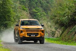 Xe bán tải tháng 6: Toyota Hilux bất ngờ vượt mặt Ford Ranger