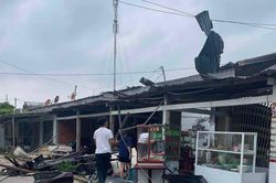 Cảnh lốc xoáy quét qua, hàng chục mái nhà bị cuốn phăng