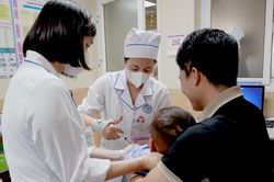 Bé trai 6 tuổi bị anh vô tình bắn bi sắt qua mắt, vào sát nền sọ