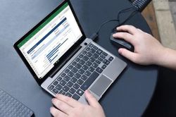 Cắm sạc laptop cả ngày có khiến pin nhanh chai? Sự thật nhiều người vẫn hiểu nhầm