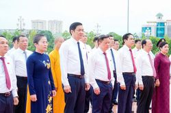 Đoàn đại biểu HĐND tỉnh Nghệ An dâng hoa tưởng niệm Chủ tịch Hồ Chí Minh