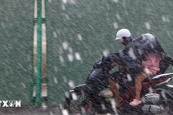 Dông lốc cuốn sập mái vòm chợ, hàng chục căn nhà bị tốc mái ở Cần Thơ