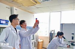 'Muốn giữ chân nhân tài khu vực công, không thể chỉ dựa vào lương'