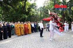TP Hồ Ch&iacute; Minh: D&acirc;ng hương tưởng niệm c&aacute;c Anh h&ugrave;ng liệt sĩ tại C&ocirc;ng vi&ecirc;n L&ecirc; Thị Ri&ecirc;ng