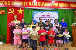Bộ đội Bi&ecirc;n ph&ograve;ng mở lớp tiếng Anh v&agrave; ph&ograve;ng, chống đuối nước cho học sinh x&atilde; Cần Giờ