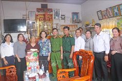 Đền ơn đ&aacute;p nghĩa l&agrave; việc l&agrave;m thường xuy&ecirc;n, li&ecirc;n tục