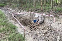 Ph&aacute;t hiện hầm chứa vật liệu nổ trong rừng tr&agrave;m ở Huế