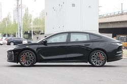 Xe sedan hạng D công suất 275 mã lực, nội thất tiện nghi, giá hơn 400 triệu đồng