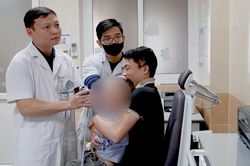 Bé trai 6 tuổi suýt mù vì bị bắn bi sắt vào mắt