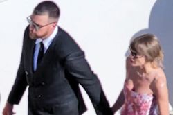 Taylor Swift gây thương nhớ với váy hoa hồng lãng mạn