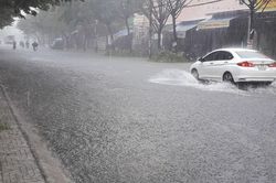 Chiều tối 13/7, nhiều khu vực tiếp tục có mưa dông, đề phòng lốc, sét và ngập úng cục bộ