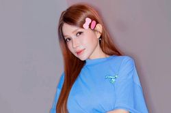 Khả Như khéo léo khoe vòng eo thon gọn cùng đôi chân dài miên man