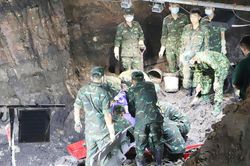 Đ&atilde; t&igrave;m thấy 69 bộ h&agrave;i cốt liệt sĩ v&agrave; 1 bộ tập thể tại c&ocirc;ng vi&ecirc;n L&ecirc; Thị Ri&ecirc;ng