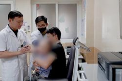 Bé trai suýt mù mắt vì viên bi sắt