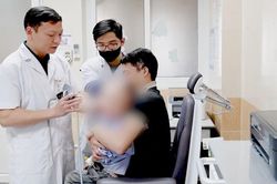Bé trai suýt mù mắt vì viên bi sắt