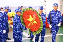 Cảnh sát biển dâng hương tưởng niệm các anh hùng liệt sĩ tàu C43B