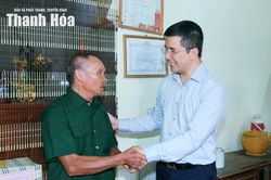 Phó Bí thư Thường trực Tỉnh ủy Nguyễn Hồng Phong viếng nghĩa trang liệt sĩ và thăm hỏi, tặng quà các đối tượng chính sách