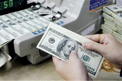 Nhiều ng&acirc;n h&agrave;ng lần đầu hạ gi&aacute; b&aacute;n USD dưới mức trần kể từ th&aacute;ng 3/2026