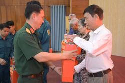 Trao 20 suất qu&agrave; của Bộ Quốc ph&ograve;ng cho người c&oacute; c&ocirc;ng tại x&atilde; Ch&acirc;u Th&agrave;nh