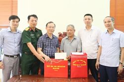 Bắc Ninh: Phó Trưởng Đoàn Đại biểu Quốc hội tỉnh Trần Văn Tuấn thăm, tặng quà người có công phường Trạm Lộ
