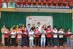 Trao quà cho học sinh và người dân có hoàn cảnh khó khăn xã Núa Ngam
