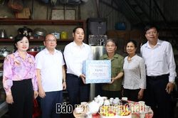 Chủ tịch UBND tỉnh H&agrave; Quang Trung thăm, tặng qu&agrave; người c&oacute; c&ocirc;ng tại x&atilde; S&igrave;n Hồ