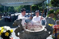 Đoàn đại biểu tỉnh Lào Cai dâng hương tri ân các anh hùng liệt sĩ tại Nghĩa trang liệt sĩ Quốc gia Vị Xuyên
