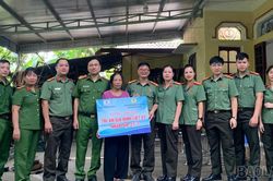 C&ocirc;ng an L&agrave;o Cai hỗ trợ sửa chữa nh&agrave; ở cho gia đ&igrave;nh liệt sĩ