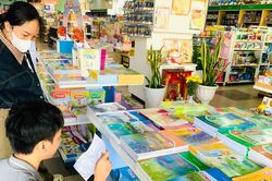 Sức mua sách giáo khoa và đồ dùng học tập tăng sớm