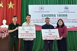 Trao nhà Chữ thập đỏ, học bổng và mô hình sinh kế tại xã Quảng Trực