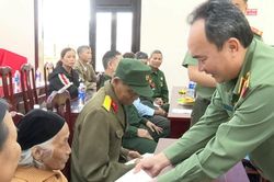 Đoàn công tác tỉnh Lâm Đồng thăm, tặng quà người có công tại Bảo Lâm