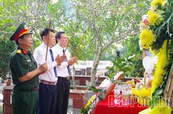 Lấy mẫu hài cốt liệt sĩ để phục vụ giám định ADN tại Nghĩa trang liệt sĩ Tu Vũ
