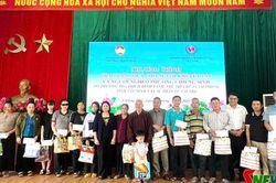 Tặng quà người nghèo, người khuyết tật và trẻ mồ côi phường Chiềng Sinh