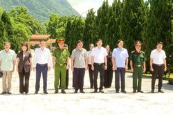 Đoàn Tuyên Quang dâng hương tại Nghĩa trang liệt sĩ Quốc tế Đồng Tâm