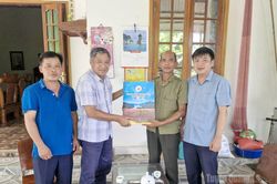Đồng ch&iacute; Nguyễn Hồng Trang thăm, tặng qu&agrave; người c&oacute; c&ocirc;ng tại H&ograve;a An v&agrave; Chi&ecirc;m H&oacute;a