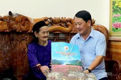 Đồng ch&iacute; B&iacute; thư Tỉnh ủy Hầu A Lềnh thăm, tặng qu&agrave; Mẹ Việt Nam Anh h&ugrave;ng v&agrave; thương binh x&atilde; Sơn Dương