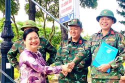 Thăm lực lượng đang làm nhiệm vụ tại Nghĩa trang Liệt sĩ thành phố