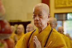 Đức Pháp chủ quang lâm chứng minh, chư Tăng cùng trùng tụng Bồ-tát giới kinh