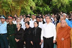 Đo&agrave;n đại biểu Ủy ban MTTQVN TP.HCM d&acirc;ng hương tưởng niệm c&aacute;c anh h&ugrave;ng liệt sĩ tại C&ocirc;ng vi&ecirc;n L&ecirc; Thị Ri&ecirc;ng