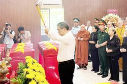 Đoàn Ủy ban MTTQVN TP.HCM dâng hương tưởng niệm các anh hùng liệt sĩ tại Công viên Lê Thị Riêng