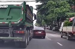 Cú chuyển làn ẩu của xe tải khiến hai ô tô xoay ngang giữa đường