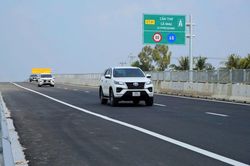 Đẩy nhanh nghiên cứu đường ven biển, hoàn thiện mạng lưới cao tốc kết nối Cà Mau