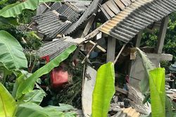 Tai nạn giao th&ocirc;ng 13/7: Xe đầu k&eacute;o t&ocirc;ng sập nh&agrave; d&acirc;n khi đổ đ&egrave;o, t&agrave;i xế tử vong