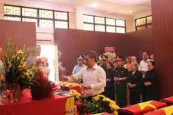 Phó Bí thư Thành ủy TP. Hồ Chí Minh Nguyễn Phước Lộc dâng hương liệt sĩ và động viên lực lượng tìm kiếm tại công viên Lê Thị Riêng