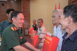 An Giang: Quân ủy Trung ương trao các phần quà ý nghĩa đến gia đình chính sách