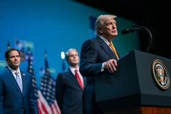 Ông Trump: Mỹ sẽ thu phí 'bảo đảm an toàn' qua Eo biển Hormuz