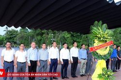 Những người lính hóa thân vào núi sông