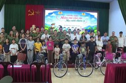 Thanh tra Bộ Công an tặng quà trẻ em xã Tam Hưng