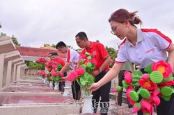 Thay mới 18.800 đóa hoa tại các nghĩa trang liệt sĩ